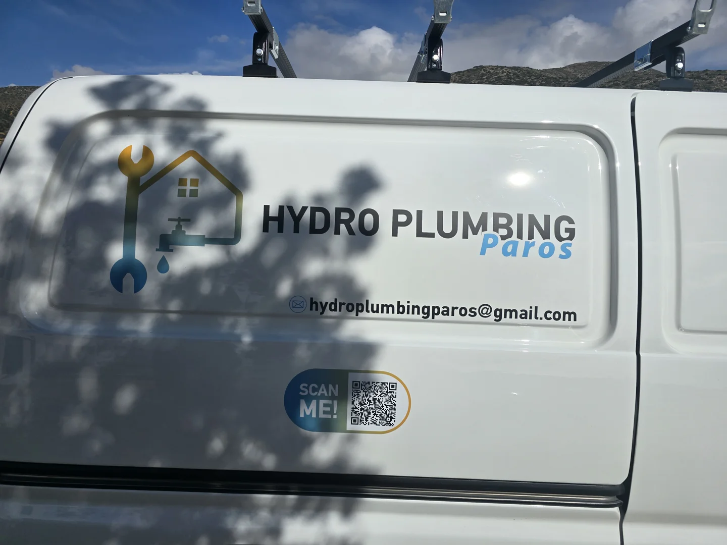 Το επαγγελματικό όχημα της Hydro Plumbing Paros